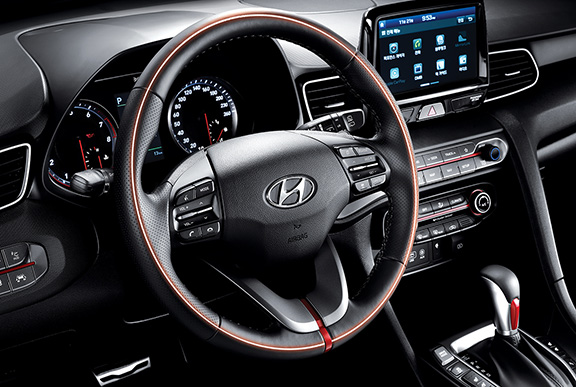veloster-confort-volante-calefaccionado-y-forrado-en-cuero