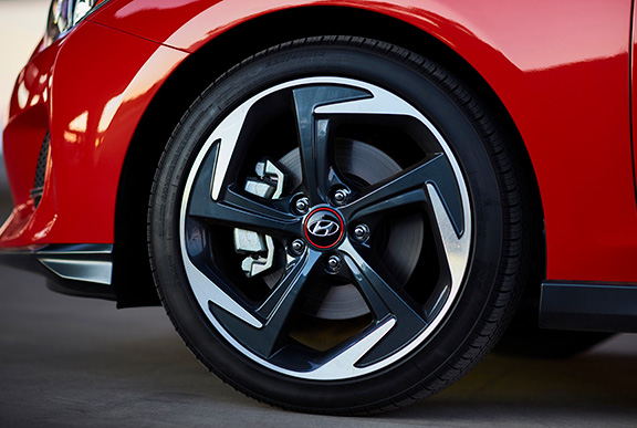 veloster-destacados-llantas-18-y-freno-a-disco-en-las-4-ruedas